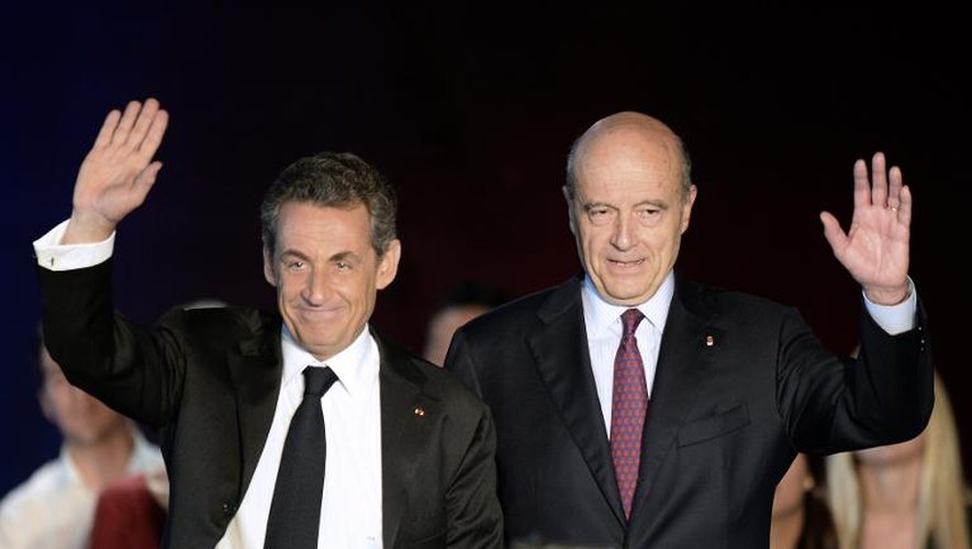 L'ex-président français Nicolas Sarkozy (g) et le maire UMP de Bordeaux Alain Juppé à Bordeaux, le 22 novembre 2014
