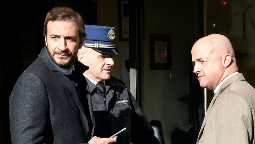 Les journalistes italiens Emiliano Fittipaldi (g) et Gianluigi Nuzzi (d) arrivent au Vatican, le 24 novembre 2015