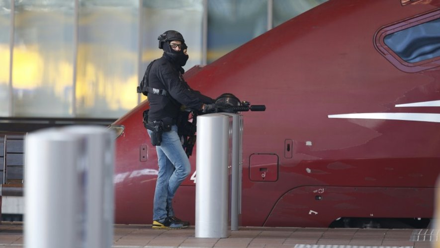 Un membre des unités spéciales de la police néerlandaise près d'un train Thalys dans la gare ecentrale de Rotterdam le 18 septembre 2015
