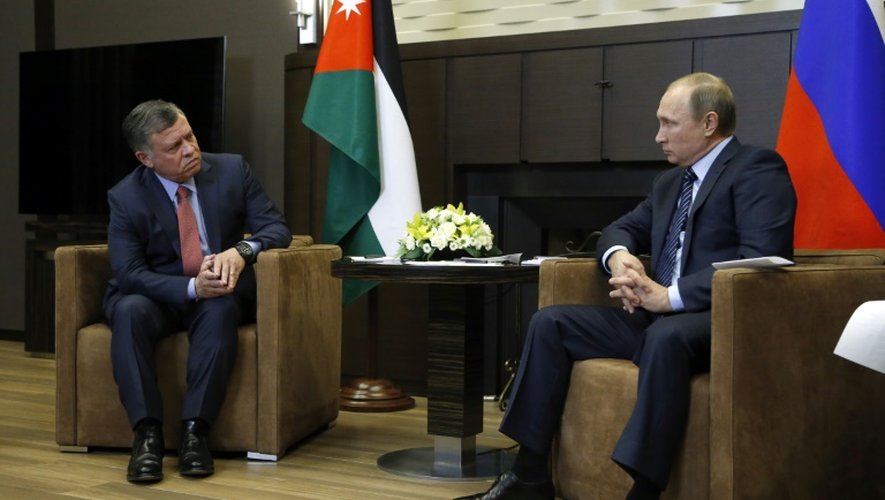 Le président russe Vladimir Poutine (g) lors d'entretiens avec le roi Abdallah II de Jordanie, le 24 novembre 2015 à Sotchi