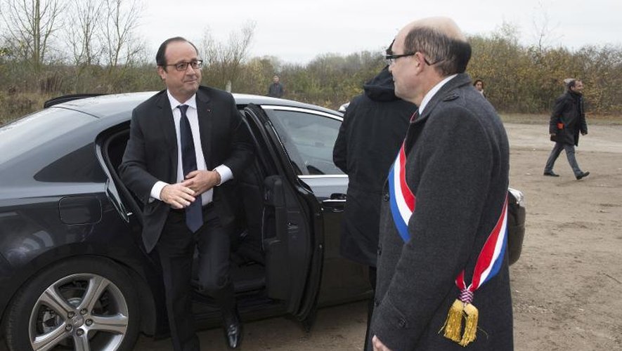 Le président français François Hollande accueilli par le député de Moselle Michel Liebgot, le 24 novembre 2014 à Uckange