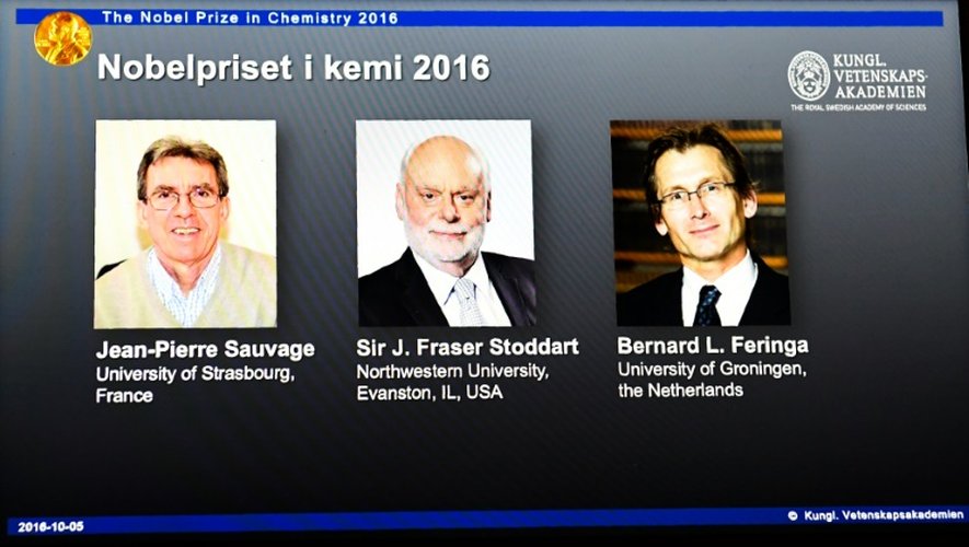 (g-d) les photos de Jean-Pierre Sauvage, J. Fraser Stoddart et Bernard L. Feringa, lauréats du prix Nobel de chimie, le 5 octobre 2016 à Stockholm