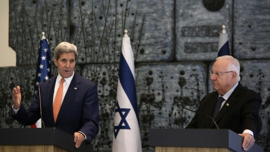 Le secrétaire d'Etat américain John Kerry (g) et le président israélien Reuven Rivlin, lors d'une conférence de presse conjointe, le 24 novembre 2015 à Jérusalem