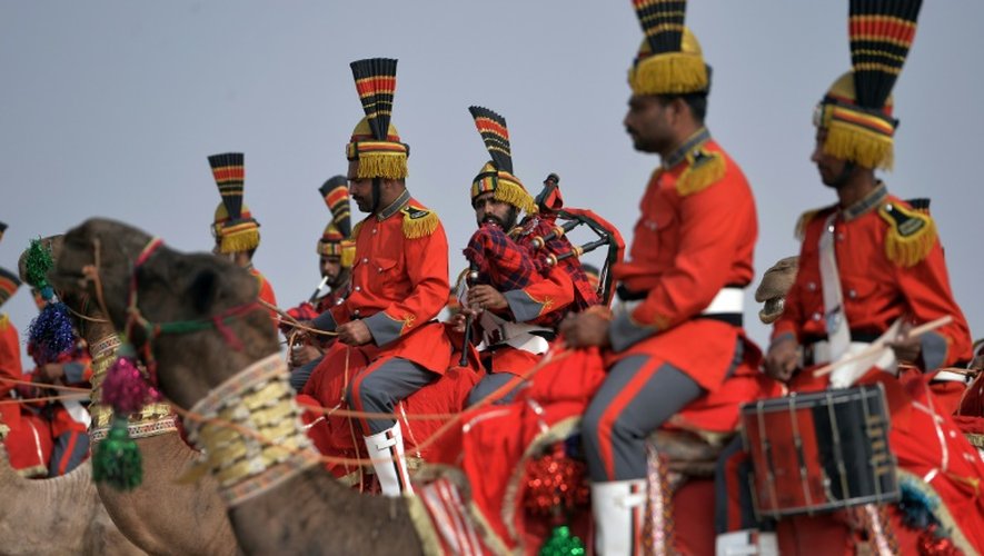 Les musiciens de l'armée pakistanaise jouent de la cornemuse à dos de dromadaires, le 13 novembre 2015 à Moj Garh, à 100 km à l'est de la ville de Bahawalpur, dans la province du Pendjab
