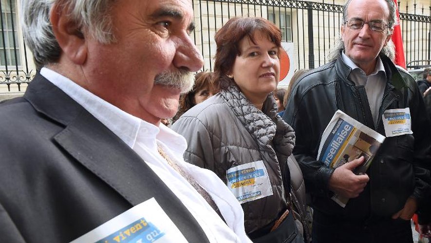 Des membres du journal la Marseillaise devant le Palais de justice de Marseille le 24 novembre 2014