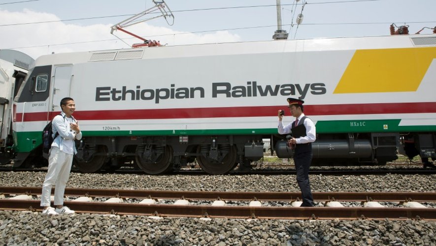 Des employés de la nouvelle ligne ferroviaire reliant Addis Abeba à Djibouti, prennent une photo devant une motrice, à Addis Abeba, le 24 septembre 2016