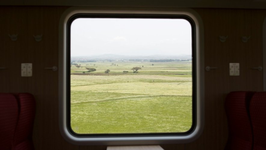 Le paysage éthiopien vu d'un wagon du train reliant Addis Abeba à Djibouti entièrement financé par les Chinois, le 24 septembre 2016