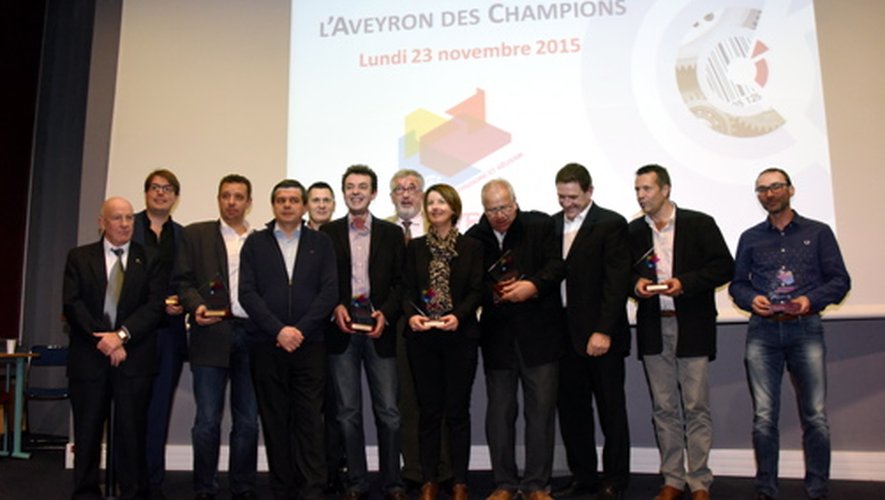 L'ensemble des lauréats de cette cinquième édition des Trophées des Champions de l'Aveyron, autour de Manuel Cantos, et du parrain de la soirée, Philippe Meyer, qui a encore régalé l'auditoire de ses bons mots.