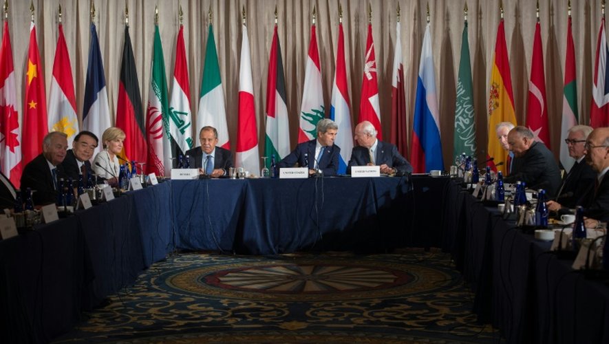 Lavrov, Kerry et l'envoyé spécial de l'ONU pour la Syrie Staffan Mistura au milieu de ministres des Affaires étrangères, lors d'une réunion du groupe international de soutien à la Syrie, le 22 septembre 2016 à New York