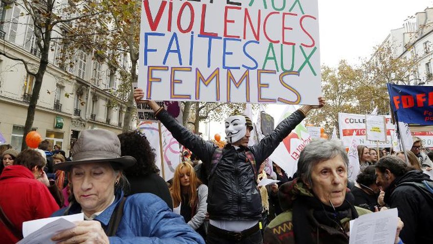 Des manifestants dans les rues de Paris à l'appel du "Collectif du droit des femmes"  le 22 novembre 2014