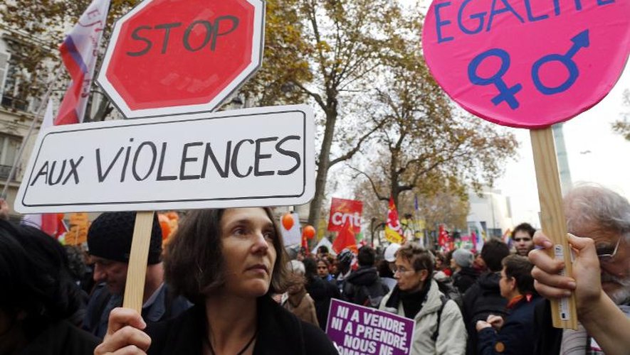 Des manifestants dans les rues de Paris à l'appel du "Collectif du droit des femmes" le 22 novembre 2014