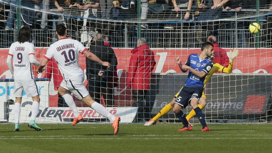 Zlatan Ibrahimovic marque pour le Paris Saint-Germain, le 13 mars 2016 lors du match de L1 à Troyes