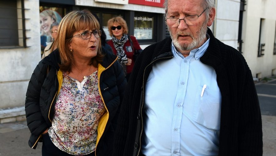 Une femme s'en prend à Jean-Claude Mas (d), fondateur des prothèses mammaires frauduleuses PIP alors que ce dernier arrive le 16 novembre 2015 au tribunal d'Aix-en-Provence  pour son procès en appel