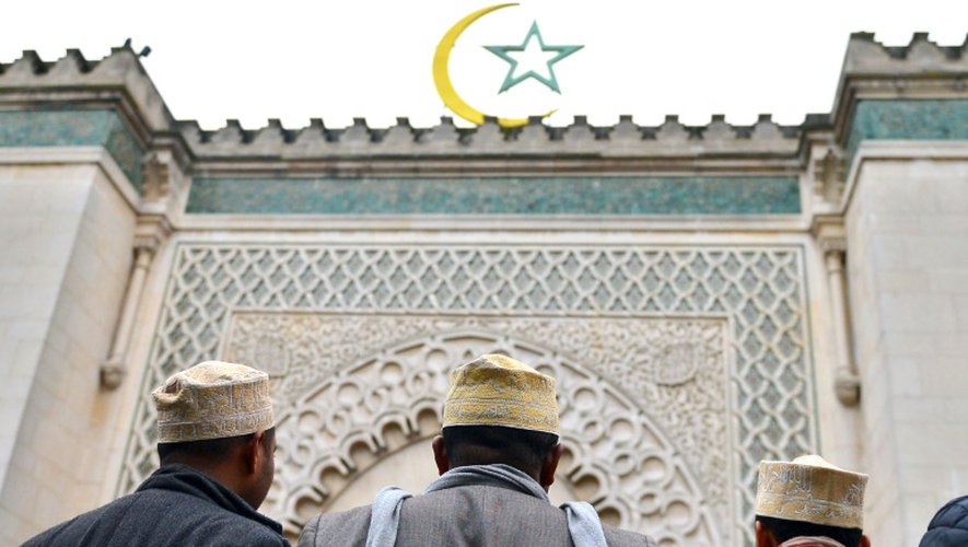 Des musulmans devant la Grande mosquée de Paris, le octobre 2012