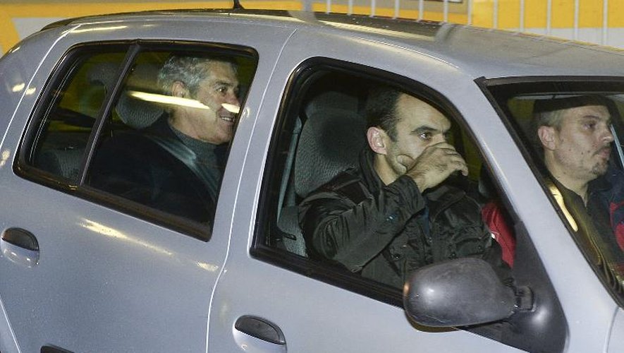 L'ex-Premier ministre portugais José Socrates, assis à l'arrière d'une voiture de police, quitte le tribunal, le 23 novembre 2014 à Lisbonne