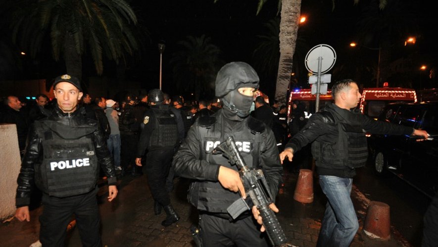 Des policiers tunisiens sur les lieux d'un attentat à bombe contre un bus de la sécurité présidentielle dans le centre de Tunis, le 24 novembre 2015