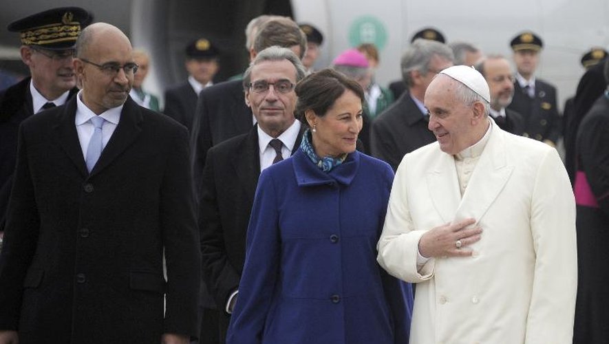 Le pape François accueilli par Harlem Désir et Ségolène Royal le 25 novembre 2014 à Strasbourg