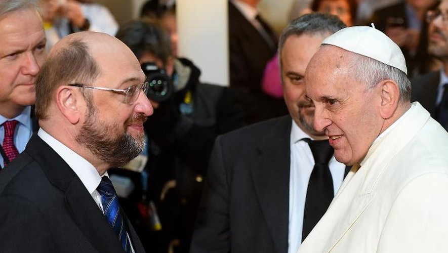 Le pape François (D) accueilli par le président du Parlement européen Martin Schulz le 25 novembre 2014 à Strasbourg