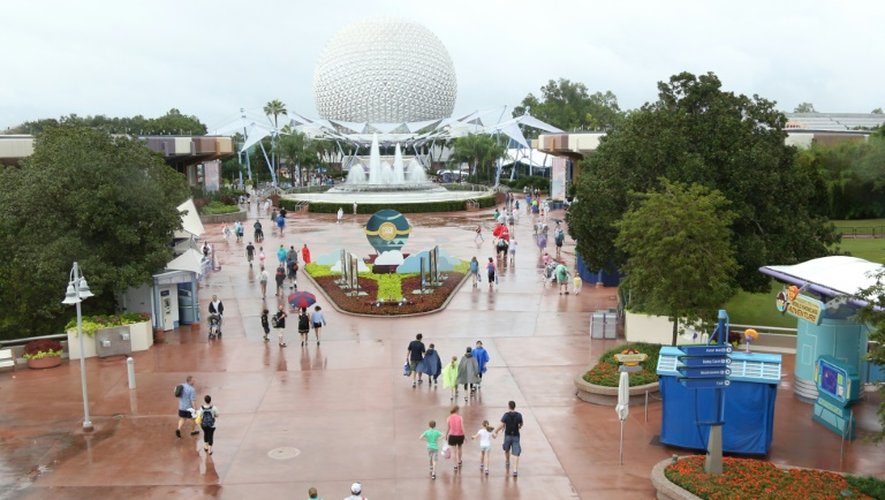 Les visiteurs quittent le site d'attraction Epcot à Orlando en Floride le 6 octobre avant l'arrivée de l'ouragan Matthew