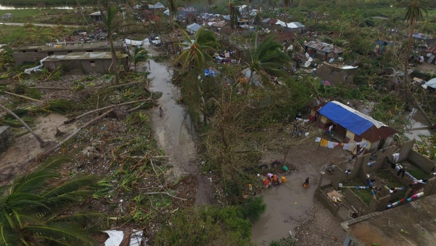 Vue aérienne le 6 octobre 2016 du quartier Sous Roche ravagé par l'ouragan Matthew dans la ville côtière des Cayes, troisième localité d'Haïti, au sud-ouest, tourmentée pendant de longues heures.  