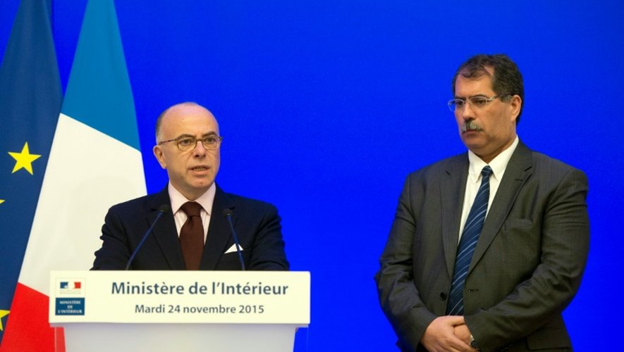 Le ministre de l'Intérieur Bernard Cazeneuve et le président du CFCM, Anouar Kbibech à Paris, le 224 novembre 2015