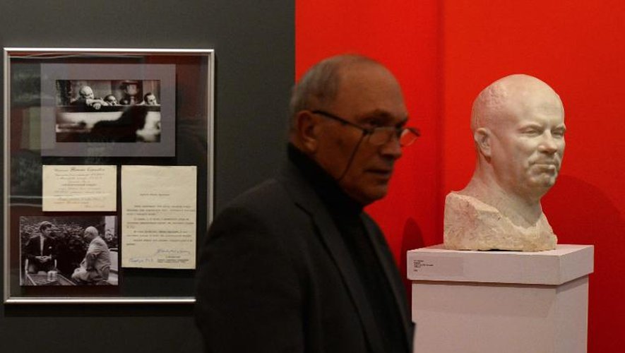 Un homme visite la rétrospective consacrée à Nikita Khrouchtchev, le 19 novembre 2014 à Moscou