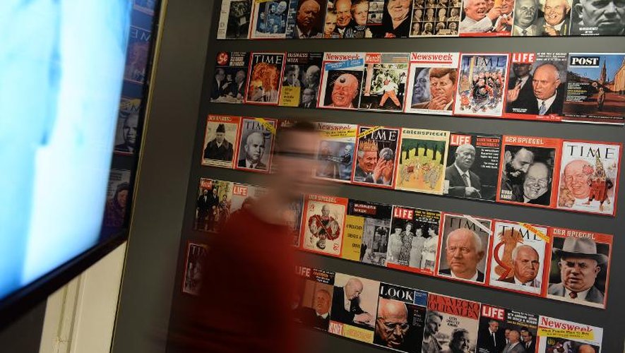 Un homme passe devant des couvertures de magazines exposées dans la rétrospective consacrée à Nikita Khrouchtchev, le 19 novembre 2014 à Moscou