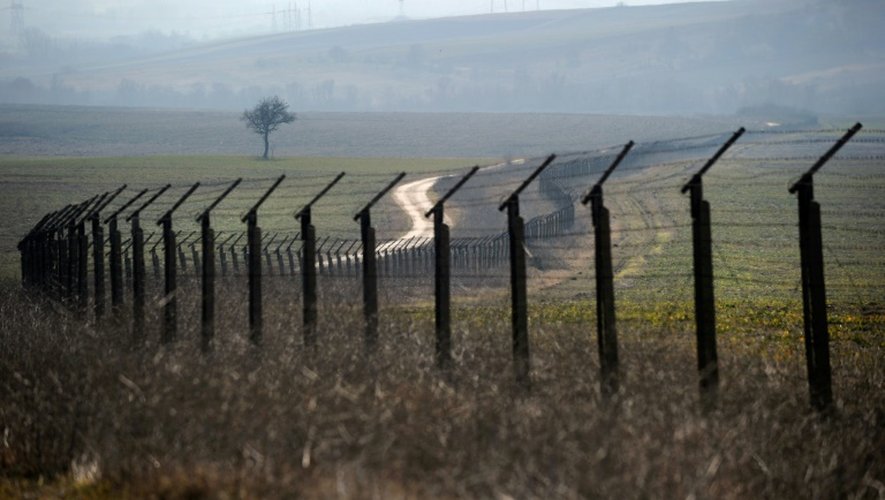 Vue en date du 11 février 2011 d'une barrière de barbelés près du poste-frontière bulgare de Kapitan-Andreevo