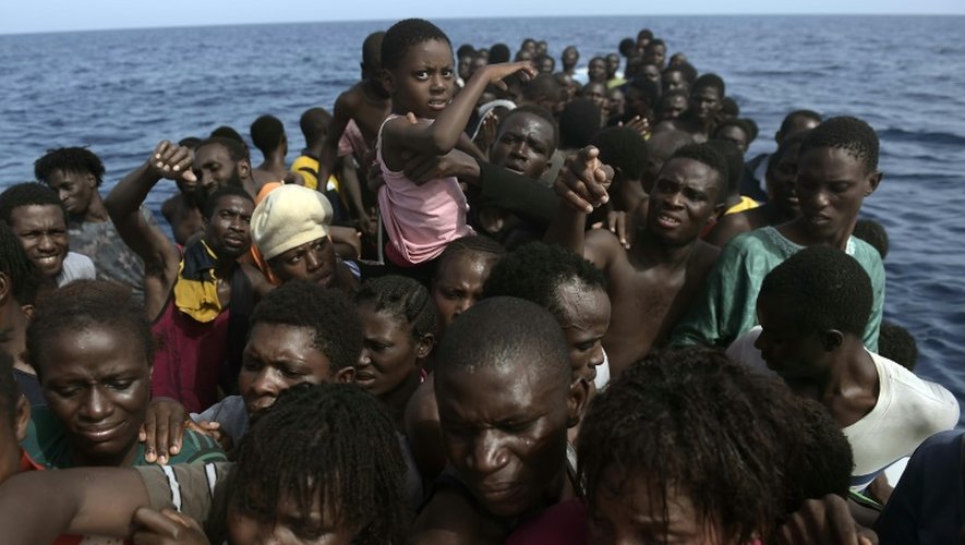 Des migrants entassés à bord d'une embarcation de fortune attendent d'être secourus le 4 octobre 2016 en Méditerranée au large de la Libye