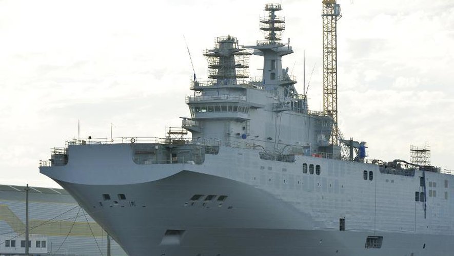 Un des deux navires Mistral dans le port de Saint-Nazaire, le 21 novembre 2014