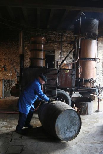 La distillerie itinérante de Marc Saint-Martin installée dans le château de Ravignan, à Perquie (Landes), le 17 novembre 2014