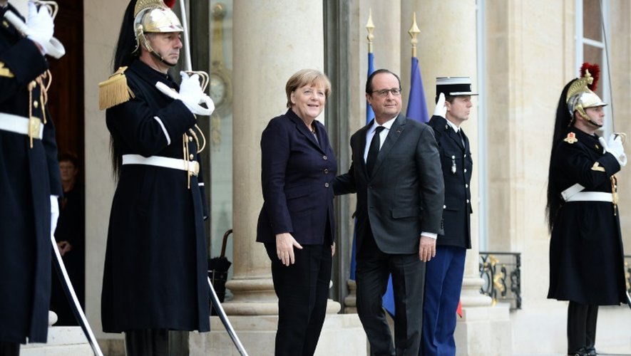 Le président français François Hollande (D) et la chancelière allemande Angela Merkel, le 27 octobre 2015 à l'Elysée à Paris