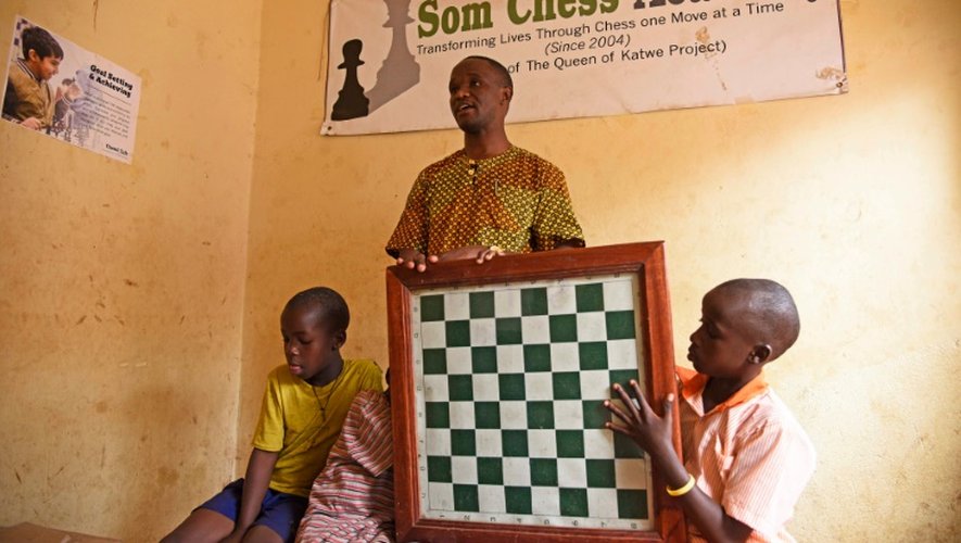 Robert Katende (c), l'entraîneur de Phiona Mutesi, lors d'une session d'entrainement à l'académie d'échecs de Katwe, banlieue de  Kampala, le 29 septembre 2016
