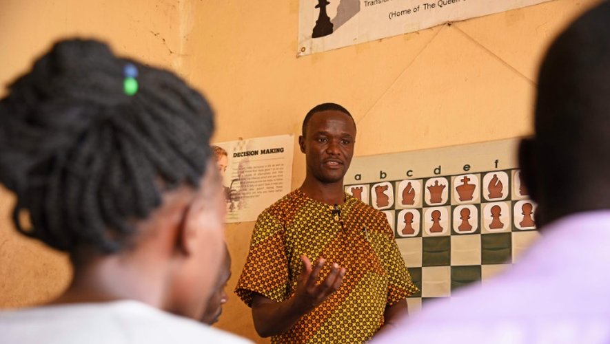 Robert Katende, l'entraineur de Phiona Mutesi, lors d'un cours d'échecs dans son club de Katwe, banlieue de Kampala, le 29 septembre 2016