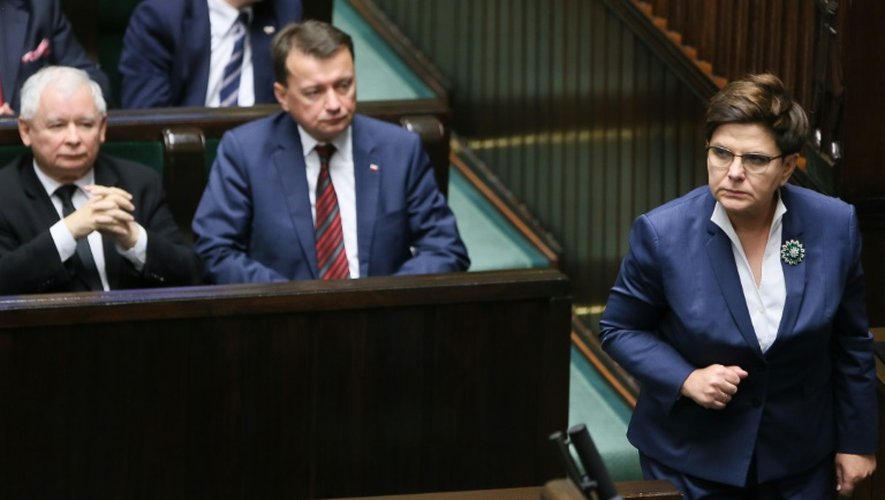 Le ministre de la Justice, Jaroslaw Kaczynski, le ministre de l'Intérieur Mariusz Blaszczak et la Première ministre, Beata Szydlo, le 6 octobre 2016 au Parlement à Varsovie