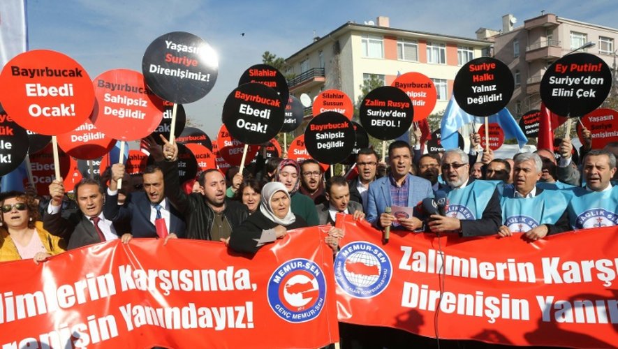 Des Turcs manifestent derrière une banderole disant "Nous sommes en résistance contre les agresseurs" devant l'ambassade russe à Ankara le 24 novembre 2015