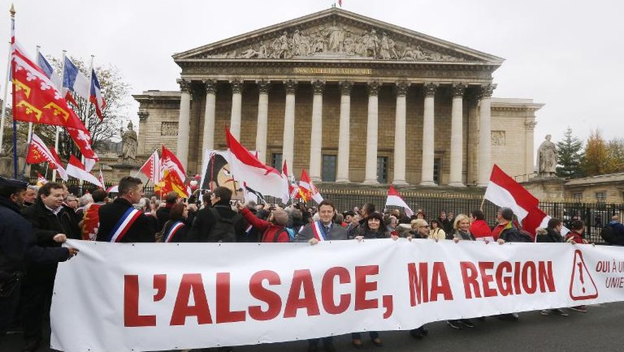 Des manifestants devant l'Assemblée nationale le 25 novembre 2014 à Paris, pour le maintien de la région Alsace