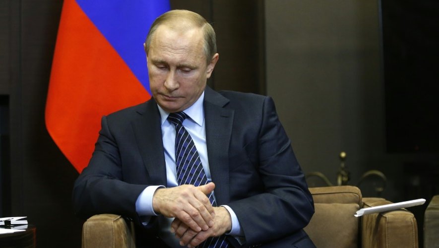 Le président russe Vladimir Poutine réagit après le crash d'un avion militaire russe, lors d'une rencontre avec le roi jordanien Abdallah II, le 24 novembre 2015 à Sotchi