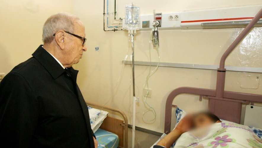 Photo fournie par la Présidence tunisienne montrant le président Beji Caid Essebsi  visitant un membre de la garde présidentielle blessé dans l'explosion à Tunis le 24 novembre 2015