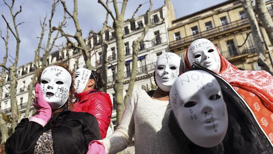 Des femmes manifestent à Marseille le 25 novembre 2014 lors de la journée internationale contre les violences faites aux femmes