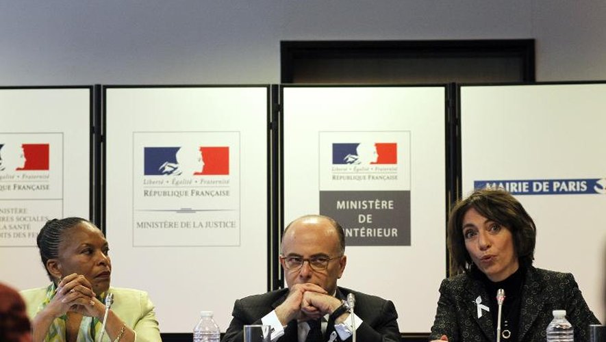 La ministre de la Justice Christiane Taubira (g), le ministre de l'Intérieur Bernard Cazeneuve et la ministre de la Santé Marisol Touraine le 25 novembre 2014 à Paris dans un commissariat