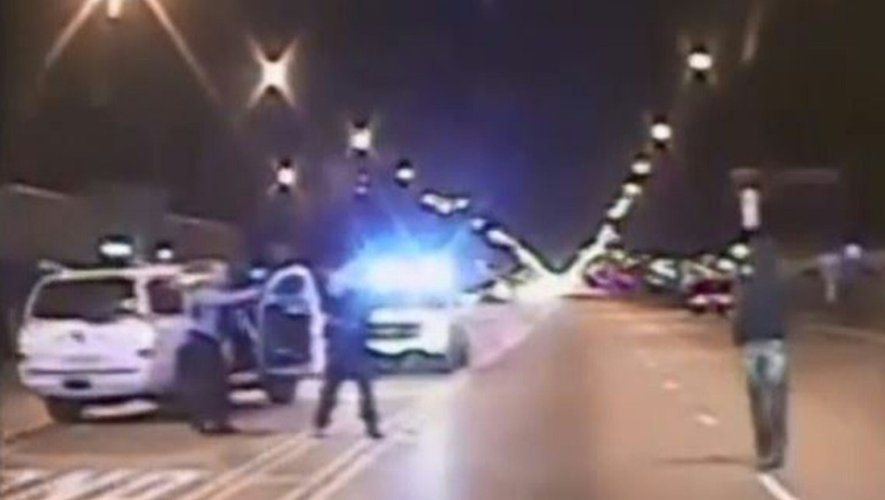 Photo extraite d'une vidéo diffusée par la police de Chicago le 24 novembre 2015 montrant Laquan McDonald marchant avant qu'un policier lui tire dessus à Chicago le 24 octobre 2014