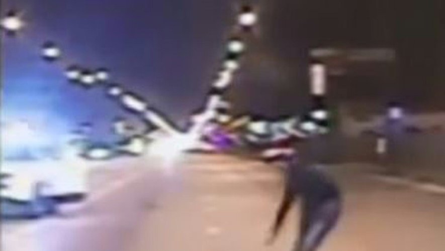 Photo extraite d'une vidéo diffusée par la police de Chicago le 24 novembre 2015 montrant Laquan McDonald tomber après qu'un policier lui a tiré dessus à Chicago le 24 octobre 2014