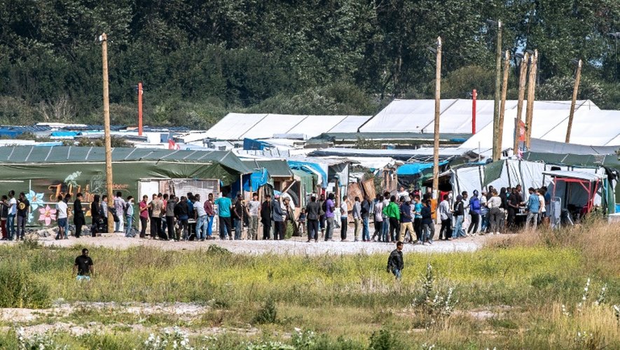 Des migrants au sein de la "jungle" de Calais, le 8 septembre 2016