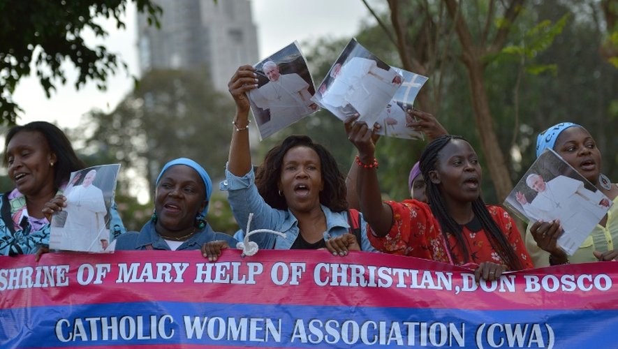 Des croyants kényans attendent la venue du pape à Nairobi, le 25 novembre 2015