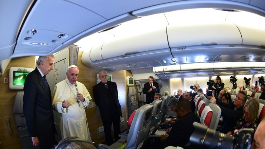 Le pape François s'adresse aux journalistes dans l'avion qui l'emmène au Kenya, le 25 novembre 2015
