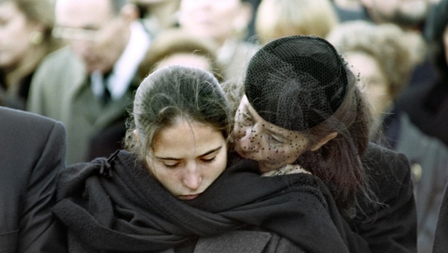 Mazarine Pingeot (g) et sa mère Anne Pingeot, lors de l'enterrement de François Mitterrand à Jarnac, le 11 janvier 1996