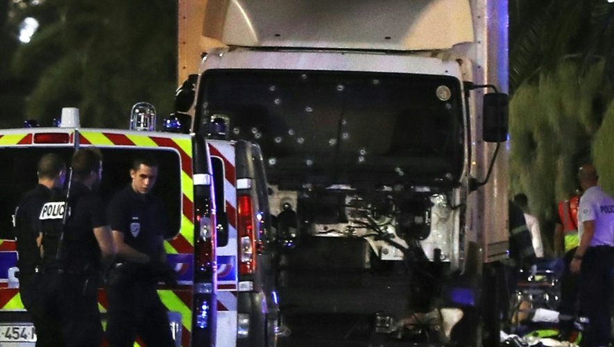 Le camion de Mohamed Lahouaiej Bouhlel criblé de balles, le 14 juillet 2016, sur la Promenade des Anglais, à Nice