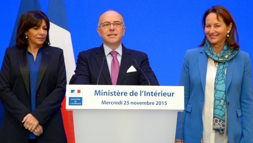 Le ministre de l'Intérieur Bernard Cazeneuve (C), la ministre de l'Ecologie Ségolène Royal (D) et la maire de Paris Anne Hidalgo, le 25 novembre 2015 à Paris