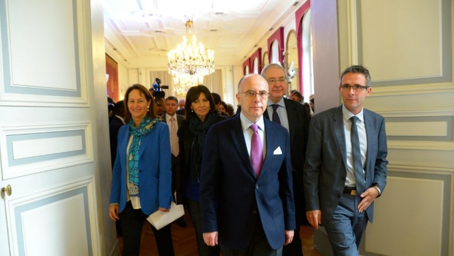Le ministre de l'Intérieur Bernard Cazeneuve (C), la ministre de l'Ecologie Ségolène Royal (G), la maire de Paris Anne Hidalgo (2eG), le président du conseil régional d'Ile-de-France Jean-Paul Huchon (2eD) et le président du Conseil général de Seine-Saint-Denis Stéphane Troussel (D), le 25 novembre 2015 à Paris